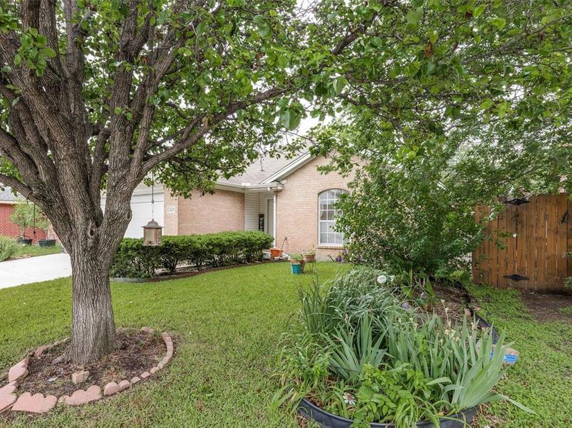 7429  Creekfall Drive , Fort Worth Texas 76137