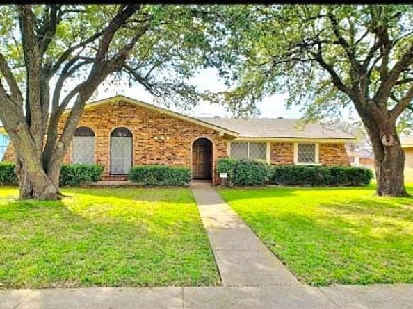 2752  Meadow Isle Lane , Dallas Texas 75237