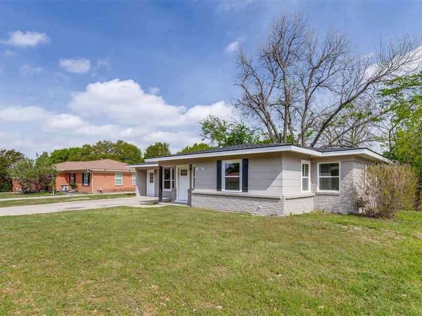 7800  Gaston Avenue , Fort Worth Texas 76116