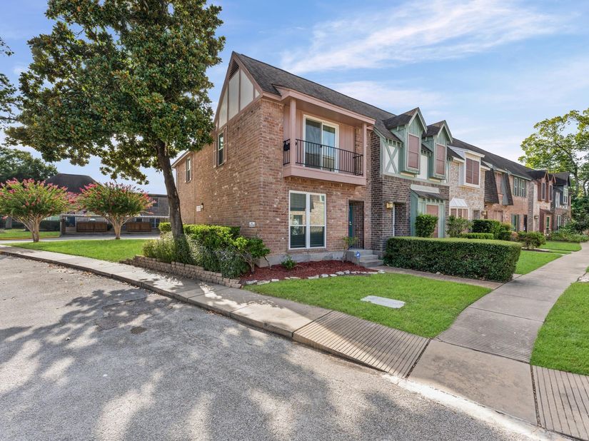 830 Threadneedle Street 240, Houston TX 77079