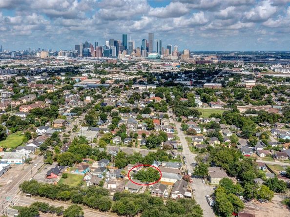 4 Canal Court, Houston TX 77011