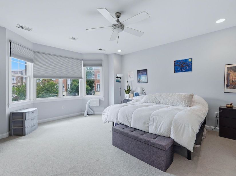 6 Intrepid Ct, Jersey City NJ 07305