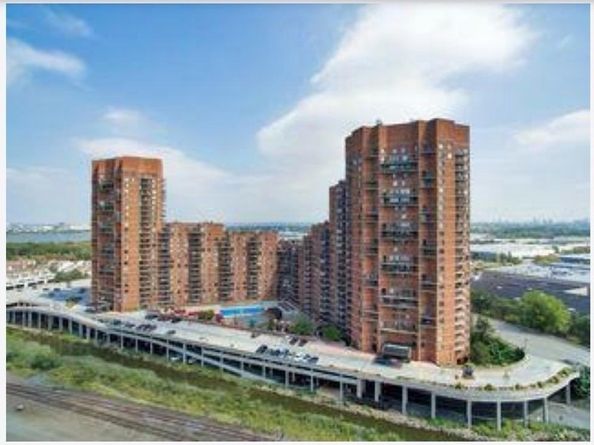 238 Harmon Cove Tower, Secaucus NJ 07094