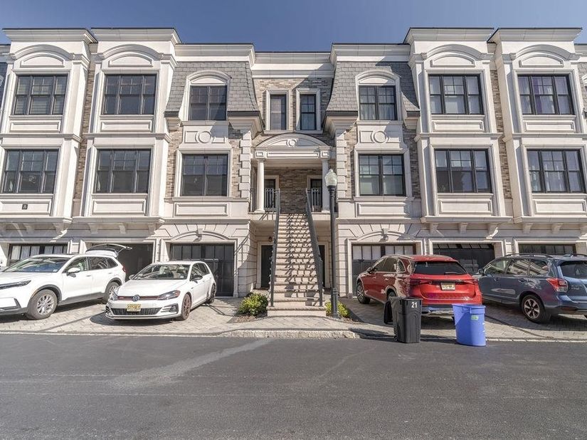 19 Marquis Court, Edgewater NJ 07020