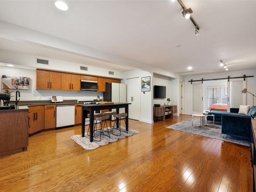 1115 10th ST 209, Austin TX 78703