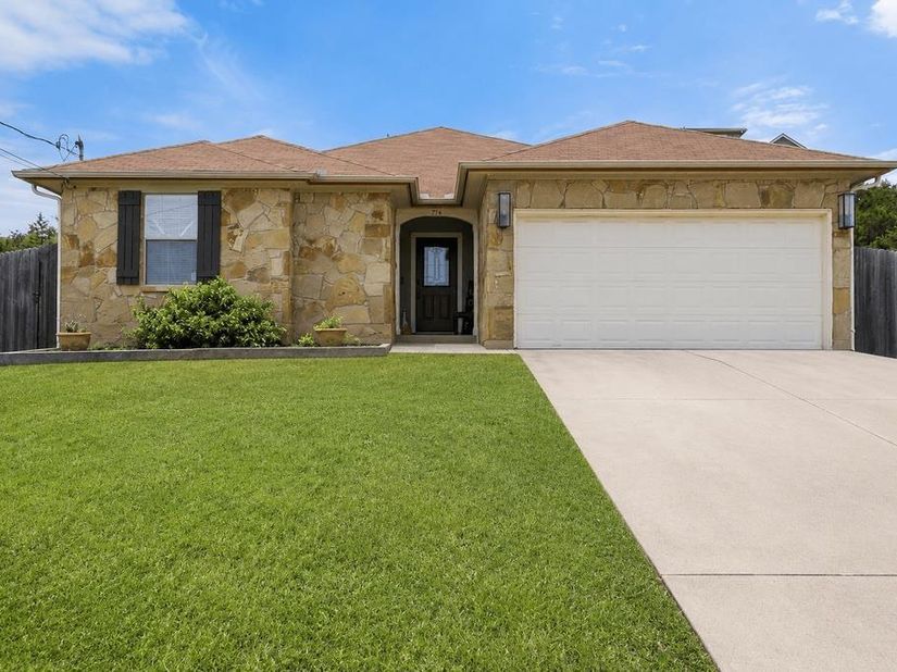 714 Newport DR, Spicewood TX 78669
