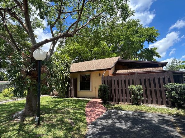 539 Briarwood Circle 257, Hollywood FL 33024