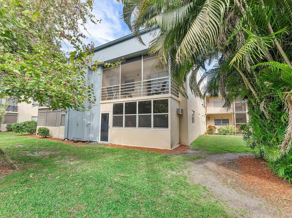 877 Flanders S, Delray Beach FL 33484