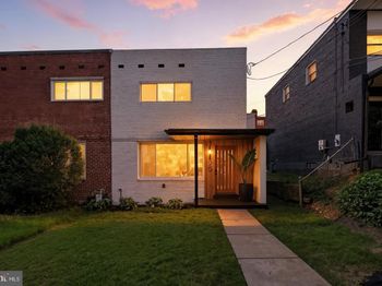 125 Urell Place NE