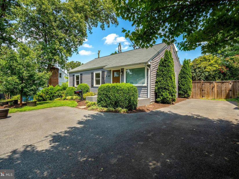 2017 Edgar Court, Falls Church VA 22043
