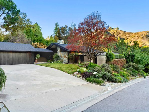 1345 Carnarvon Drive, Pasadena CA 91103