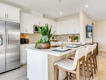 2745 E Amberley Privado