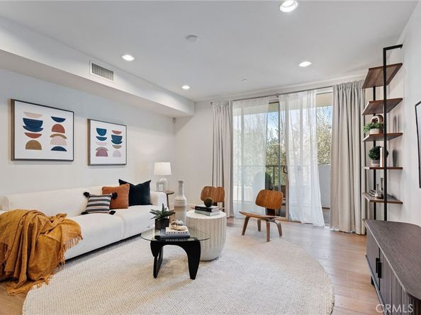 118 N Kings Rd 201, Los Angeles CA 90048