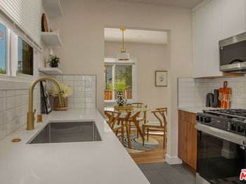 2046 1/2 S Burnside Avenue