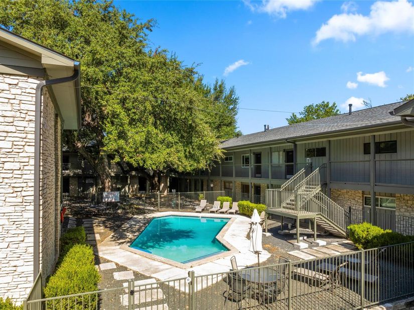 2303 East Side DR 210, Austin TX 78704