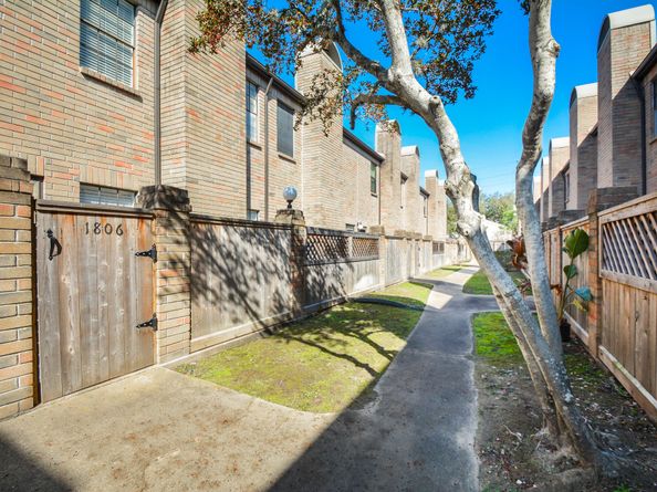 9850 Pagewood Lane 1806, Houston TX 77042