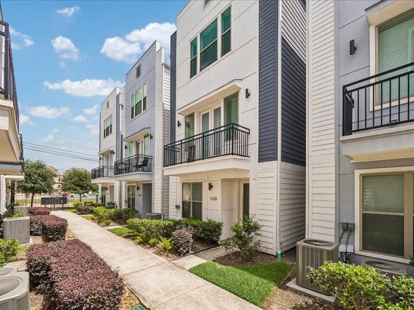 2228 Mcgowen Street, Houston TX 77004
