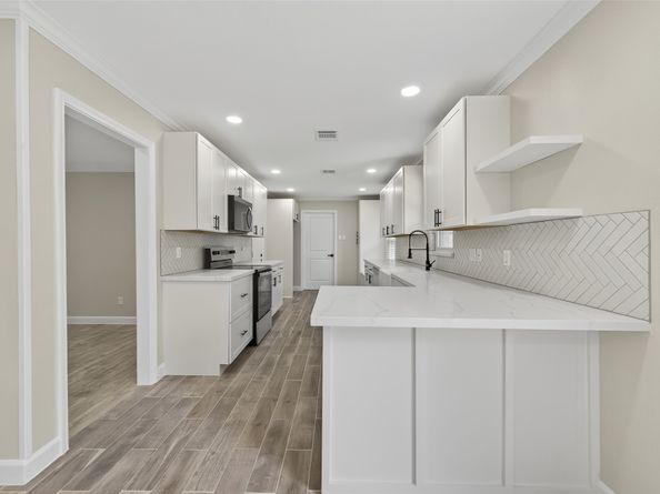 9642 Meadowglen Lane, Houston TX 77063