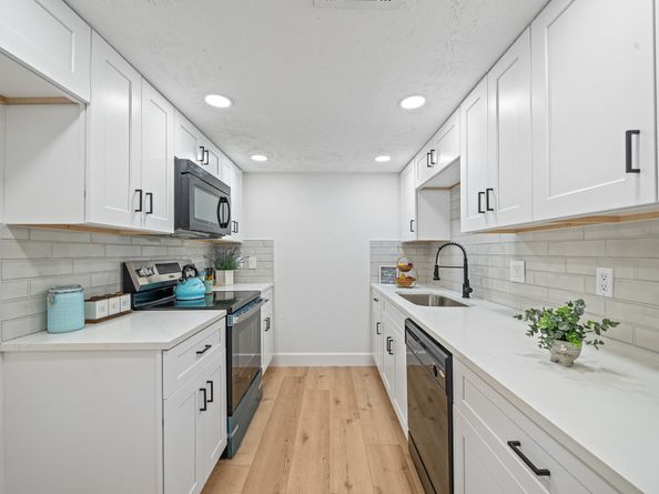 8726 Wilcrest Drive 8726, Houston TX 77099