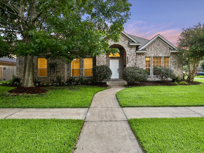 8802 Robindell Drive, Houston TX 77074