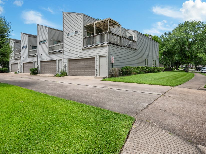 11709 Lakeside Place Drive 232, Houston TX 77077