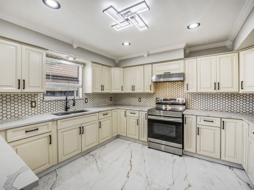 7834 Vickijohn Drive, Houston TX 77071