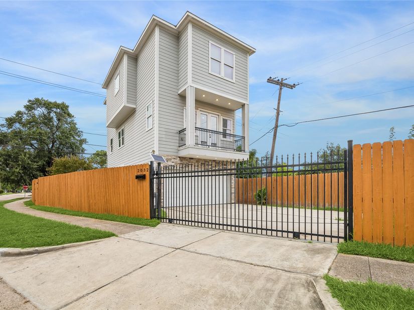 2032 Spenwick Drive, Houston TX 77055