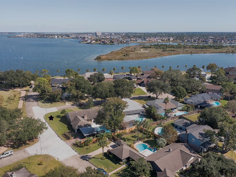 18502 Vinland Drive, Nassau Bay TX 77058