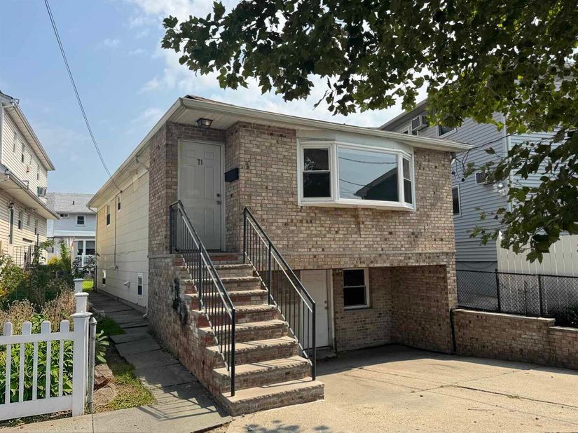 71 Suburbia Ct, Jersey City NJ 07305