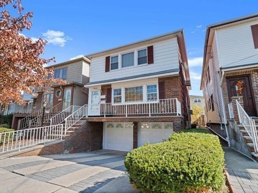 13 Country Village Ct, Bayonne NJ 07002