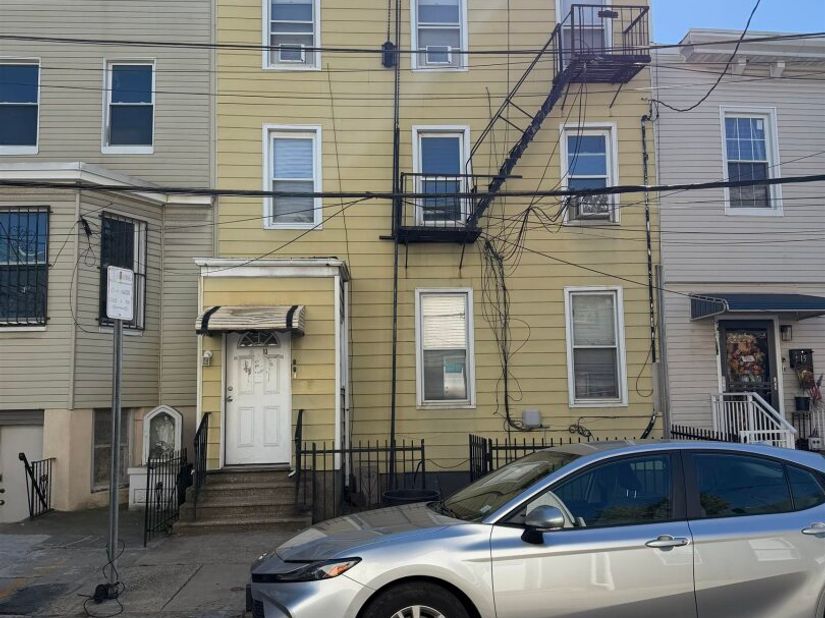 13 Crawford St, Jersey City NJ 07306