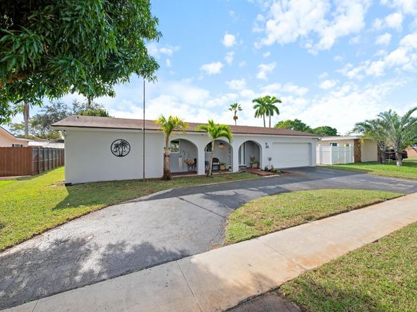 8820 NW 4th Street, Pembroke Pines FL 33024