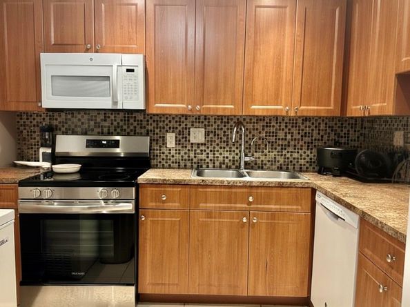 5985 Del Lago Cir 223, Sunrise FL 33313