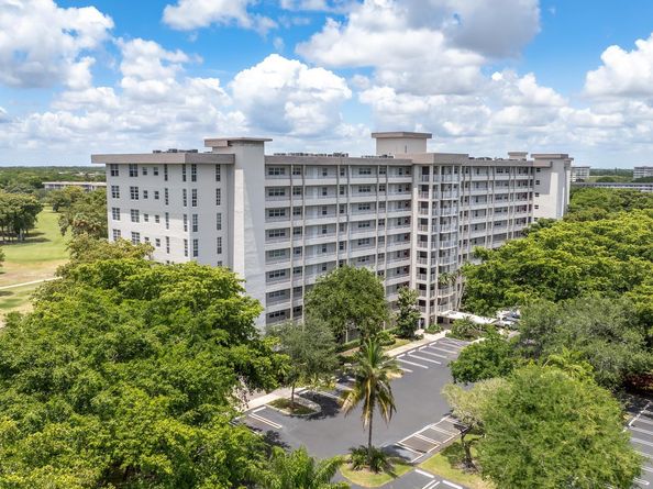 605 Oaks Dr 501, Pompano Beach FL 33069