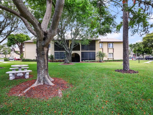 321 Pine Ridge Circle C2, Greenacres FL 33463