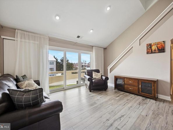 27 Bonnie Gellman Court B27, Philadelphia PA 19114