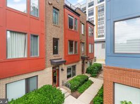 8319 Looking Glass Way, Fairfax VA 22031
