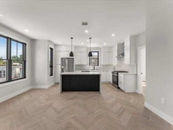 106 Moore 8, Boston MA 02128