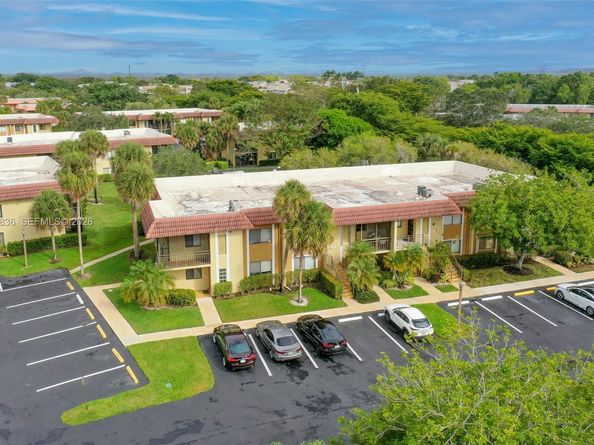 325 Lakeview Dr 102, Weston FL 33326