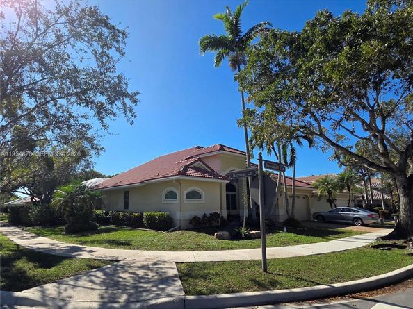 900 Spoonbill Cir, Weston FL 33326