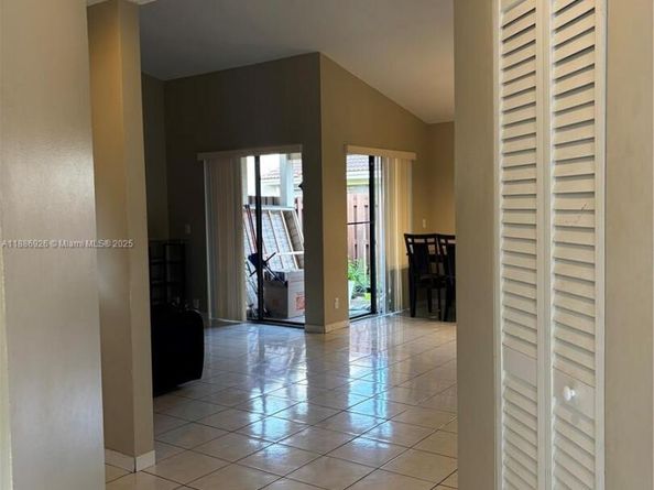 6547 NW 170th Ter, Hialeah FL 33015