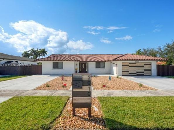 2010 NE 208th St, Miami FL 33179
