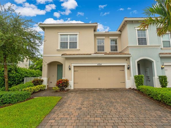 4754 Eucalyptus Dr, Hollywood FL 33021