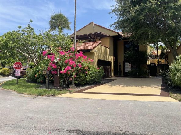 1066 NE 202nd Ln, Miami FL 33179
