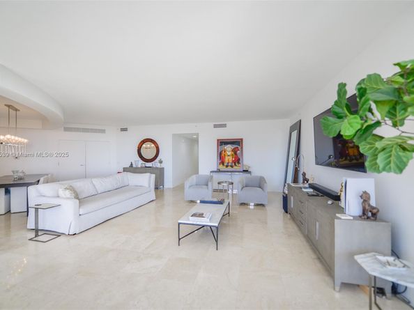 21050 Point Pl 702, Aventura FL 33180