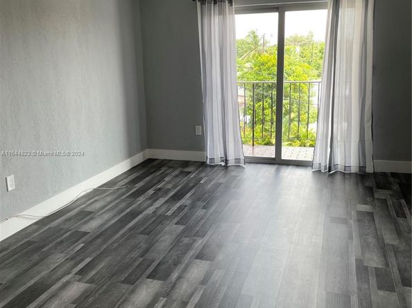 3075 NW 7th St 302, Miami FL 33125