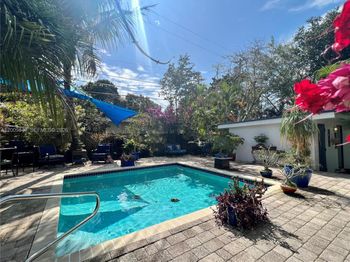 590 NW 40th Ct