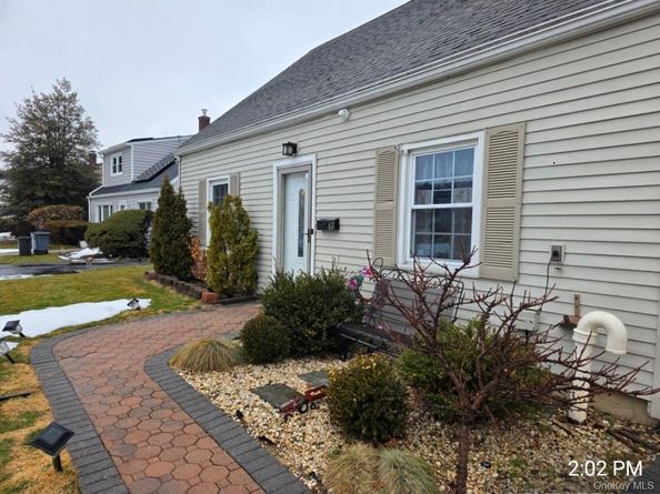 13 Peachtree Lane, Levittown NY 11756