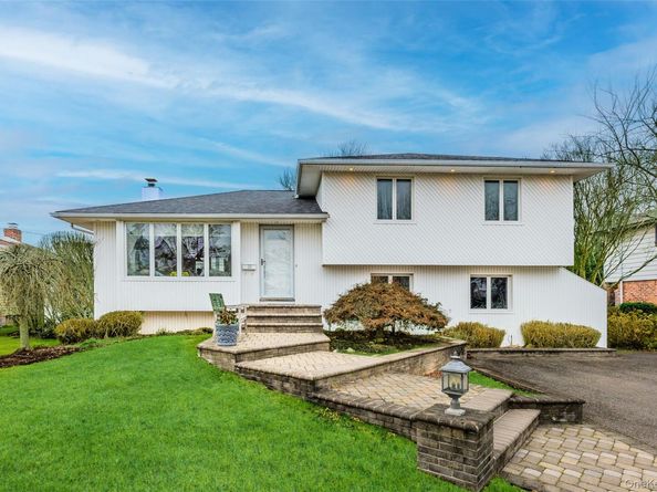 18 Roxbury Avenue, Plainview NY 11803