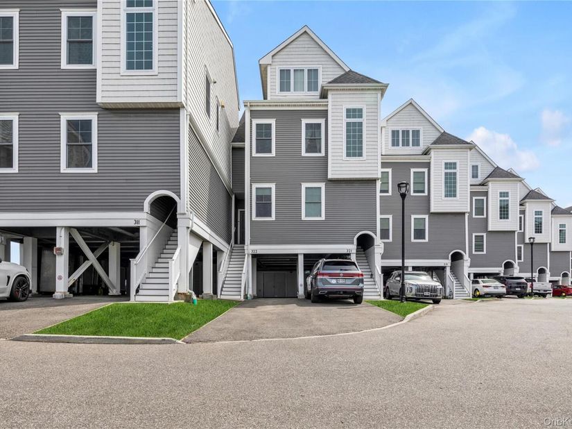 322 Marina Point, East Rockaway NY 11518